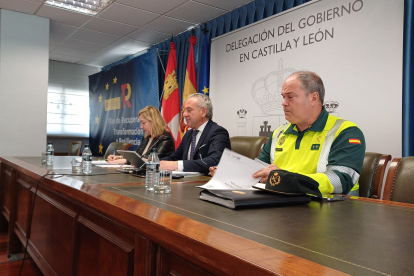 El delegado del Gobierno, Nicanor Sen, y la coordinador autonómica de Tráfico, Inmaculada Matías, presentan el plan de choque que pondrá en marcha la Dirección General de Tráfico (DGT) con el objetivo de reducir la siniestralidad en las carreteras de Castilla y León