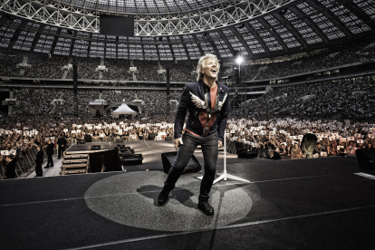 Jon Bon Jovi, el vocalista del grupo Bon Jovi, admite que "el 'rock and roll' ha quedado desierto" en los últimos tiempos, en una entrevista con EFE para presentar 'Forever', el disco conmemorativo de los 40 años de la banda estadounidense.EFE/ Mark Seliger/SOLO USO EDITORIAL/SOLO DISPONIBLE PARA ILUSTRAR LA NOTICIA QUE ACOMPAÑA (CRÉDITO OBLIGATORIO)