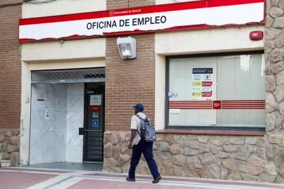 Un hombre camina junto a una oficina de empleo en Madrid, en una imagen de archivo. EFE/ Luis Millán