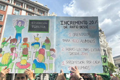 Imagen de una pancarta durante una concentración de la enseñanza pública hoy en Madrid. EFE/Celia León 
                      *Foto cedida*