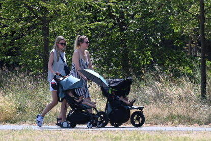 Imagen de archivo de dos mujeres paseando con dos carritos de bebé. EFE/EPA/ANDY RAIN