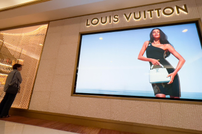 Imagen de archivo de una tienda de Louis Vuitton. EFE/Isaac Fontana