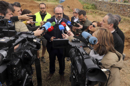 El alcalde de Ponferrada, Marco Morala atiende a la prensa este miércoles en el cementerio de El Carmen.