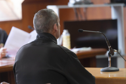 Imagen de archivo (05/04/2024) del juicio en la Audiencia de Cantabria al hombre al que se ha condenado este miércoles a 13 años de prisión por violar, golpear y amenazar con una pistola a una mujer. EFE/Pedro Puente Hoyos