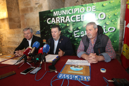 Evergislo Macías, Raúl Valcarce y Manuel Reguera, en la presentación de la feria
