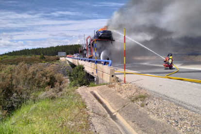 Los Bomberos, en las labores de extinción del incendio.