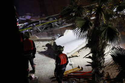 uatro personas han fallecido y al menos 27 han resultado heridas al desplomarse en la Playa de Palma (isla de Mallorca) el restaurante 'Medusa Beach Club' .