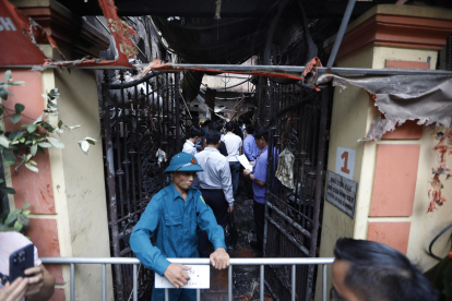 Los bomberos trabajan en el lugar de un incendio que se produjo en un edificio de apartamentos en Hanoi, Vietnam. EFE/EPA/LUONG THAI LINH