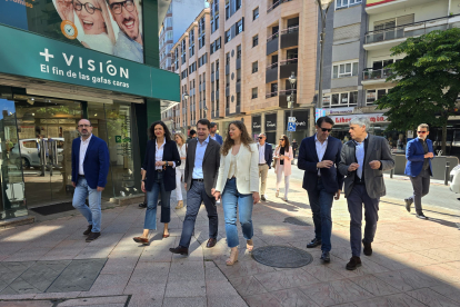 Fernández Mañueco pasea por ponferrada antes del acto por las europeas.