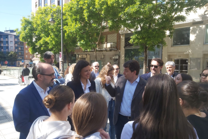 El presidente de la Junta pasea por Ponferrada antes del acto por las elecciones europeas.