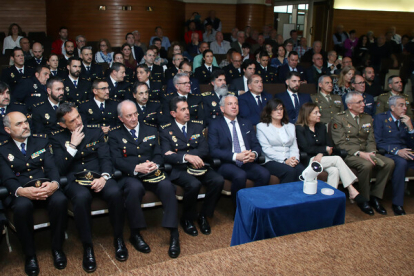 Sen preside un acto de homenaje a policías nacionales jubilados en León con el jefe de la comisaría provincial, Miguel Ángel del Diego Ballesteros.