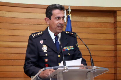 Sen preside un acto de homenaje a policías nacionales jubilados en León con el jefe de la comisaría provincial, Miguel Ángel del Diego Ballesteros.