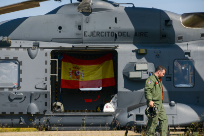 Aviones y helicópteros de los ejércitos de Aire y Tierra hacen escala en León camino del desfile que se celebra en Asturias por el Día de las Fuerzas Armadas.