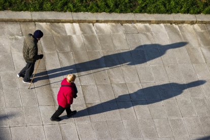Imagen de archivo de un matrimonio de pensionistas en un paseo por la capital vizcaína. EFE/Luis Tejido