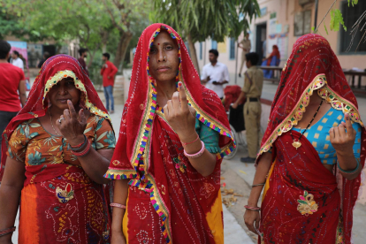 Mujeres enseñan tinta indeleble en su pulgar tras votar en las elecciones indias. (Elecciones) EFE/EPA/RAJAT GUPTA