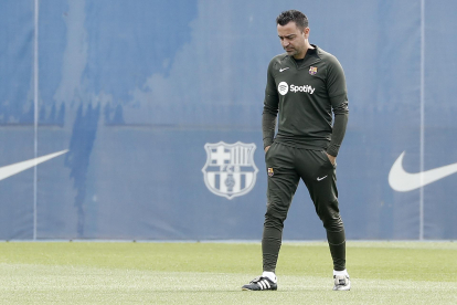 El entrenador del FC Barcelona, Xavi Hernández, durante el entrenamiento realizado hoy en la Ciudad Deportiva Joan Gamper previo al partido de Liga frente al Sevilla, el último en el que se sentará en el banquillo azulgrana. EFE/ Andreu Dalmau