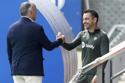 El vicepresidente deportivo del FC Barcelona, Rafael Yuste, saluda al entrenador del FC Barcelona, Xavi Hernández, durante el entrenamiento realizado hoy en la Ciudad Deportiva Joan Gamper. EFE/ Andreu Dalmau