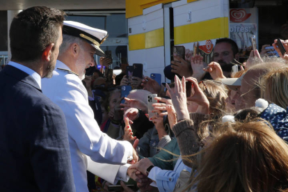 El rey Felipe VI ha presidido este viernes en la bahía de San Lorenzo de Gijón una revista naval, una exhibición dinámica y un desfile aéreo en un despliegue en el que han participado más de 2.000 efectivos.