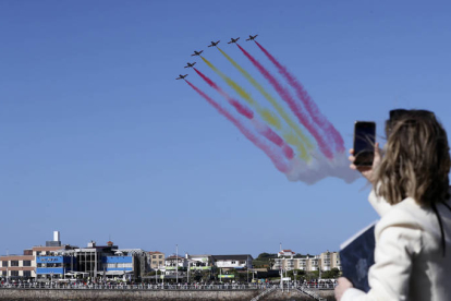 El rey Felipe VI ha presidido este viernes en la bahía de San Lorenzo de Gijón una revista naval, una exhibición dinámica y un desfile aéreo en un despliegue en el que han participado más de 2.000 efectivos.