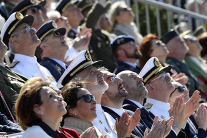 El rey Felipe VI ha presidido este viernes en la bahía de San Lorenzo de Gijón una revista naval, una exhibición dinámica y un desfile aéreo en un despliegue en el que han participado más de 2.000 efectivos.