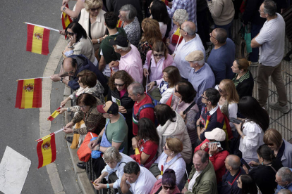 Felipe VI ha presidido este viernes en la bahía de San Lorenzo de Gijón una revista naval, una exhibición dinámica y un desfile aéreo en un despliegue en el que han participado más de 2.000 efectivos.