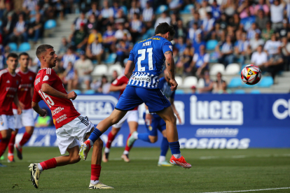 Yeray  consigue el primer gol de la Deportiva frente al Teruel.