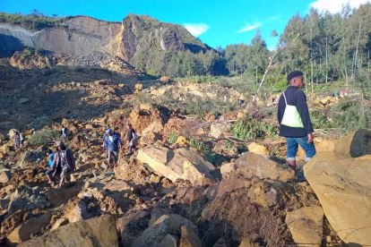 Lugareños caminan con sus enseres en la zona donde una avalancha golpeó la aldea de Kaokalam, provincia de Enga, Papúa NuevaGuinea, 24 May 2024. EFE-EPA FILE/NINGA ROLE BEST QUALITY AVAILABLE AUSTRALIA AND NEW ZEALAND OUT EDITORIAL USE ONLY EDITORIAL USE ONLY