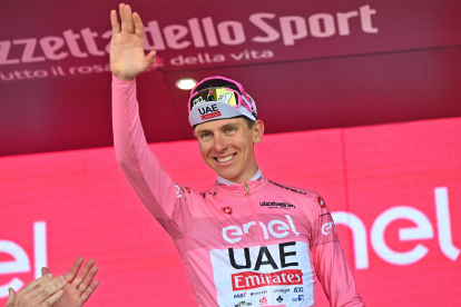 El ciclista esloveno Tadej Pogacar del Uae Team Emirates celebra en el podio después de la victoria de una etapa del Giro de Italia 2024. EFE/EPA/LUCA ZENNARO