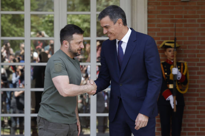 El presidente del gobierno español, Pedro Sánchez, da la bienvenida al presidente de Ucrania, Volodímir Zelenski?, este lunes en el palacio de La Moncloa en Madrid.