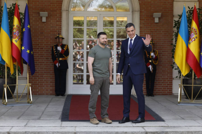 El presidente del gobierno español, Pedro Sánchez, da la bienvenida al presidente de Ucrania, Volodímir Zelenski?, este lunes en el palacio de La Moncloa en Madrid.