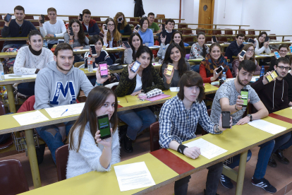Imagen de archivo de estudiantes mostrandos sus teléfonos móviles durante una clase. EFE/Nacho Gallego