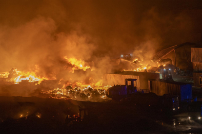 Imagen del incendio en el vertedero de Zonzamas (Lanzarote). EFE/Adriel Perdomo