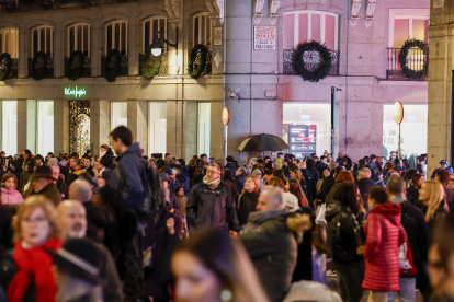 En la imagen de archivo, madrileños y turistas en la calle Preciados de Madrid. EFE/ Javier Lizon