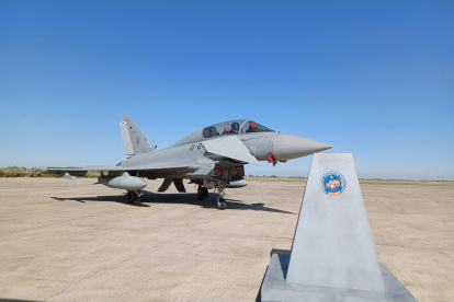 Este martes se celebra el 20 aniversario de la llegada a la base área de Morón de los primeros aviones C16 Eurofighter, en Morón de la Frontera (Cádiz). EFE/Juan Chicano