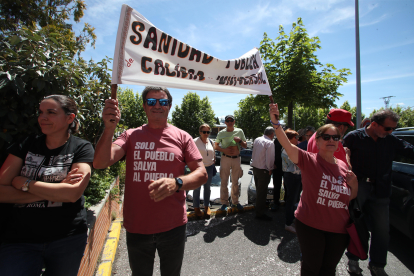 Manifestantes en la protesta en defensa de la sanidad pública convocada en Ponferrada.