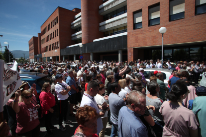 Los manifestantes se concentraron a las puertas del Hospital El Bierzo.