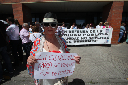 Protesta frente al Hospital El Bierzo.