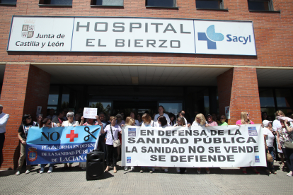 Protesta frente al Hospital El Bierzo.