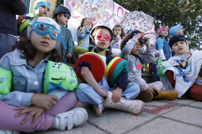 La Ampa ha organizado esta protesta para conseguir que el Ayuntamiento de León y la Consejería de Educación tomen una decisión urgente ante el mal estado de las instalaciones.