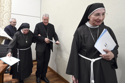 El arzobispo de Burgos, Mario Iceta, la presidenta y la secretaria de la Federación de las Hermanas Clarisas de Nuestra Señora de Arantzazu, María Javier Soto y Carmen Ruiz, el vicario judicial de la Archidiócesis de Burgos, Donato Miguel Gómez, y el director del Departamento de Asuntos Jurídicos del Arzobispado de Burgos, Rodrigo Saiz, ofrecen más detalles sobre la situación del Monasterio de Santa Clara de Belorado.