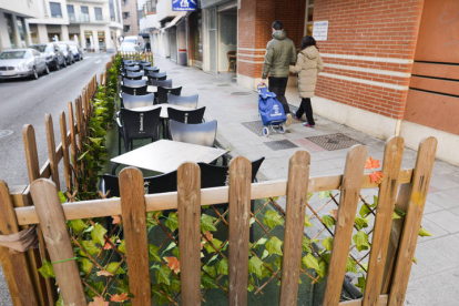 Las terrazas que muchos hosteleros instalaron en León para amortiguar los efectos del covid siguen funcionando en la ciudad