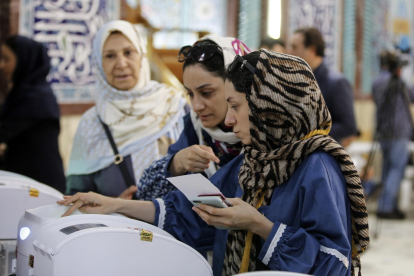 Mujeres iraníes emiten su voto electrónico durante la segunda vuelta de las elecciones parlamentarias en Teherán, Irán, en una imagen del 10 de mayo de 2024. EFE/EPA/ABEDIN TAHERKENAREH