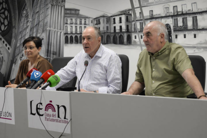 Los leonesistas María Teresa Fernández, Eduardo López Sendino e Isidro Ferrero, este jueves, en la rueda de prensa dada en el Ayuntamiento de León.