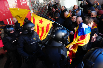 Foto de archivo de los incidentes entre manifestantes y mossos d'Esquadra durante la manifestación promovida por los CDR ante el Consulado General de Francia contra la cumbre hispanofrancesa, en Barcelona. EFE/ Enric Fontcuberta