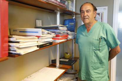 El traumatólogo Luis Díaz Gállego es jefe de la Unidad de Rodilla del Hospital de León.