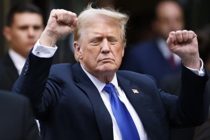 El expresidente estadounidense Donald Trump hace gestos a los medios de comunicación y a la multitud afuera de la Torre Trump después de que un jurado lo declaró culpable de los 34 cargos en su juicio penal en la Corte Suprema del Estado de Nueva York (EE. UU.) EFE/Peter Foley