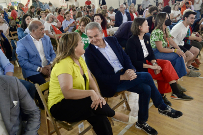 Zapatero tiene un gesto cariñoso con Iratxe García.