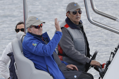El rey Juan Carlos y su amigo Pedro Campos (d), a bordo de la neumática de apoyo del ‘Bribon’ , para seguir su participación en la regata de clase 6M, el pasado mes de mayo en Sanxenxo. EFE/Lavandeira jr