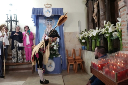 El joven cumplió con la tradición de una fiesta declarada de Interés Turístico Provincial y Regional y cuyo origen se sitúa en el siglo XVII y dio vida al capitán de la Primera Corte de la Guardia Pretoriana, desfilando con paso lento por las calles del pueblo.