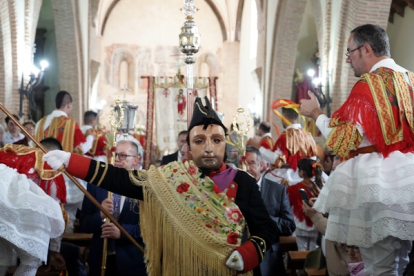 El joven cumplió con la tradición de una fiesta declarada de Interés Turístico Provincial y Regional y cuyo origen se sitúa en el siglo XVII y dio vida al capitán de la Primera Corte de la Guardia Pretoriana, desfilando con paso lento por las calles del pueblo.